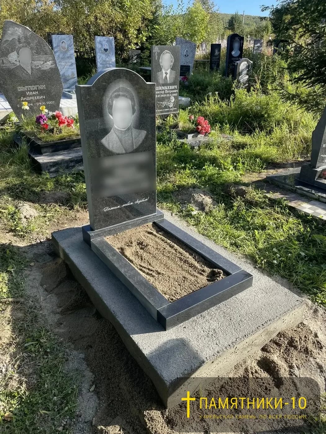 Памятник с гравировкой портрета